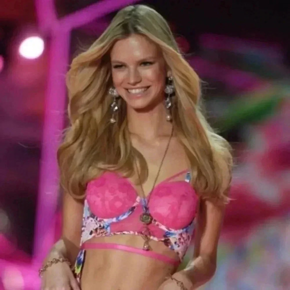 NWT Victoria’s Secret x Mary Katrantzou Pink Bra - Picture 2 of 4